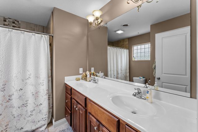 431 N 8th Street, Leclaire, IA 52753