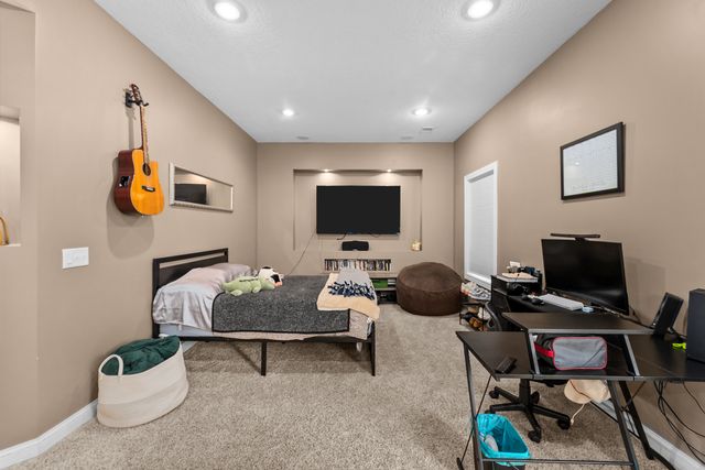 431 N 8th Street, Leclaire, IA 52753