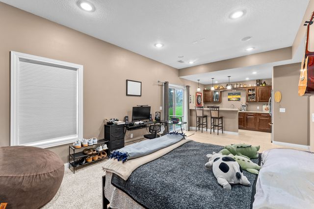 431 N 8th Street, Leclaire, IA 52753