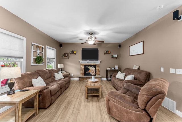 431 N 8th Street, Leclaire, IA 52753