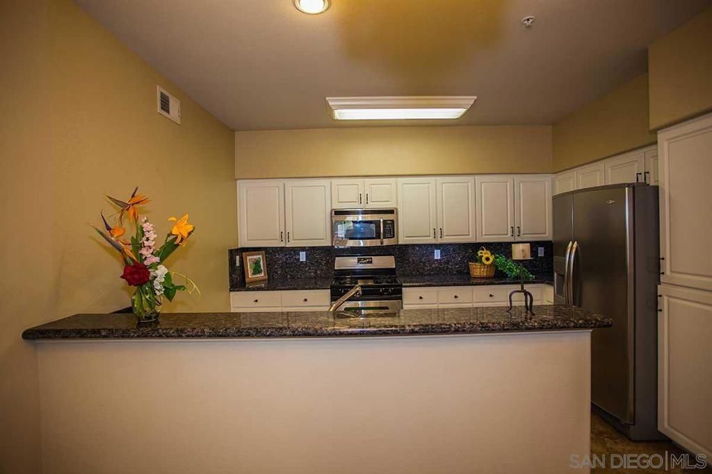 Image 12 of property listing at 12362 Carmel Country Rd G208, San Diego, CA 92130