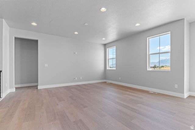 2246 N HOODED CRANE DR, Clinton, UT 84015