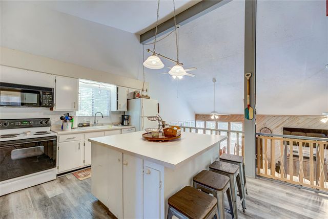 346 Creekside Drive, Onalaska, TX 77360
