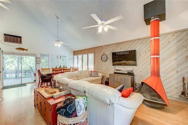 346 Creekside Drive, Onalaska, TX 77360