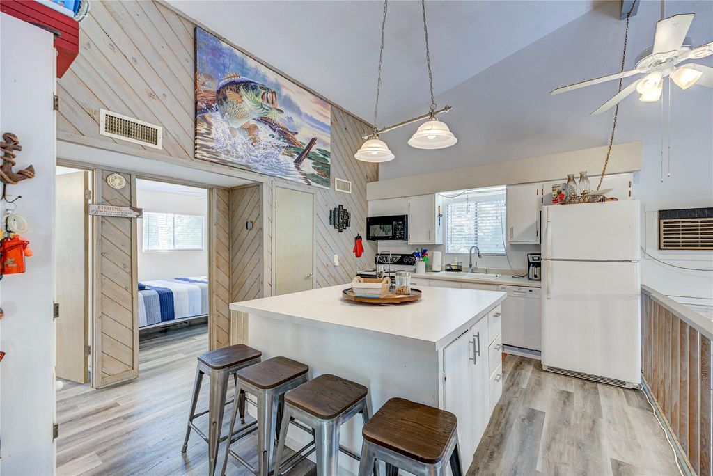 346 Creekside Drive, Onalaska, TX 77360
