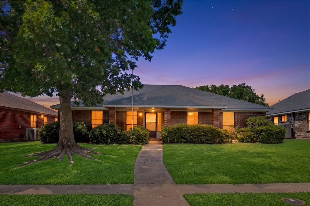 821 Creek Valley Road, Mesquite, TX 75181