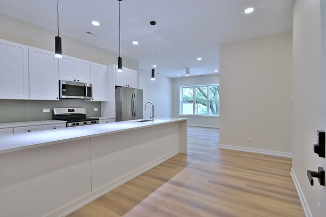 7518 Madison Street E, Forest Park, IL 60130