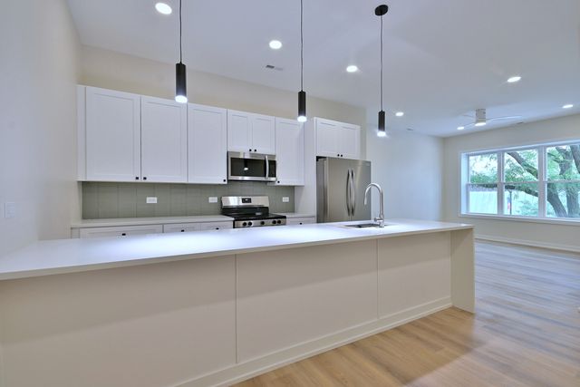 7518 Madison Street E, Forest Park, IL 60130