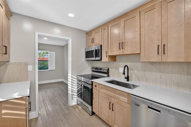 1015 NE 17th Ct, Fort Lauderdale, FL 33305