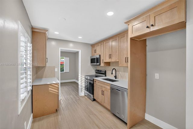 1015 NE 17th Ct, Fort Lauderdale, FL 33305