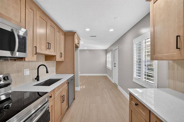 1015 NE 17th Ct, Fort Lauderdale, FL 33305