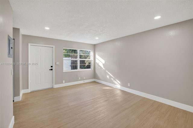 1015 NE 17th Ct, Fort Lauderdale, FL 33305