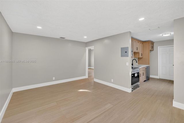 1015 NE 17th Ct, Fort Lauderdale, FL 33305