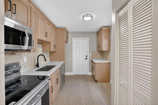 1015 NE 17th Ct, Fort Lauderdale, FL 33305