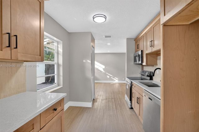 1015 NE 17th Ct, Fort Lauderdale, FL 33305