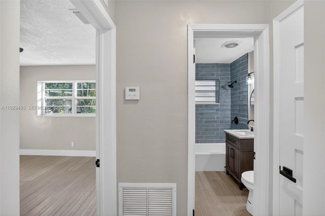 1015 NE 17th Ct, Fort Lauderdale, FL 33305