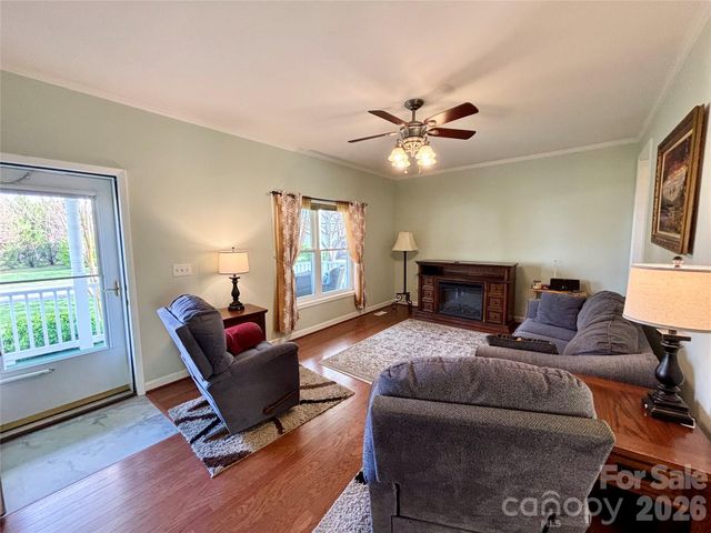 194 Beechnut Drive, Hendersonville, NC 28739