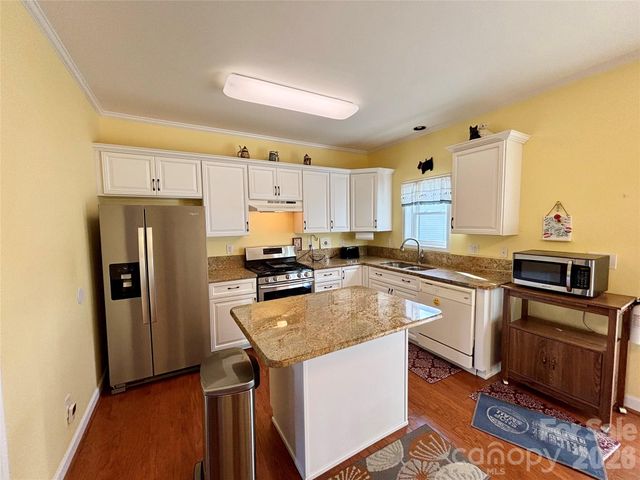 194 Beechnut Drive, Hendersonville, NC 28739