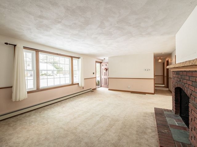 19 Greenview Dr, Plymouth, MA 02360