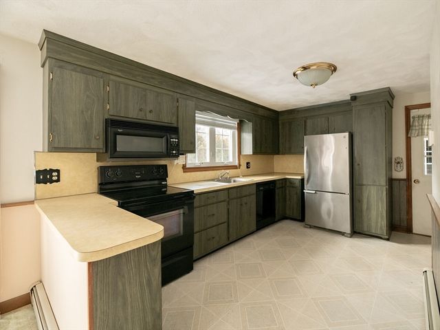 19 Greenview Dr, Plymouth, MA 02360