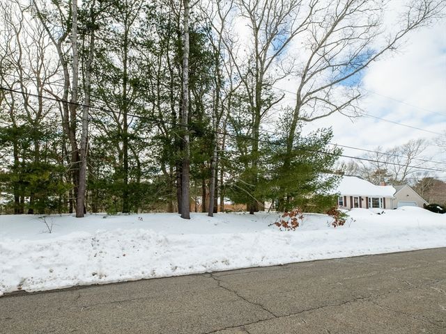 19 Greenview Dr, Plymouth, MA 02360