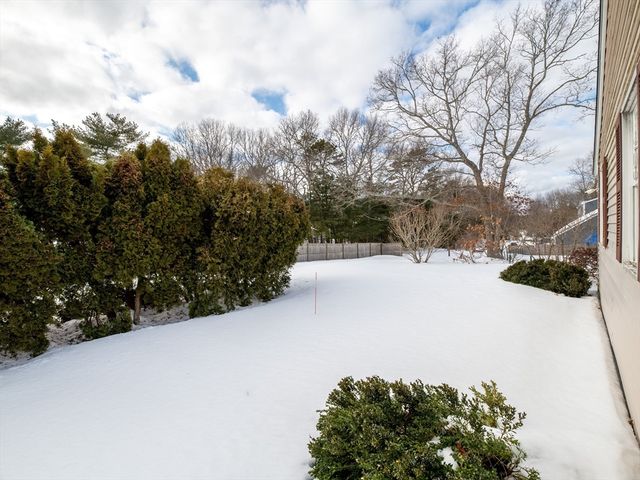 19 Greenview Dr, Plymouth, MA 02360