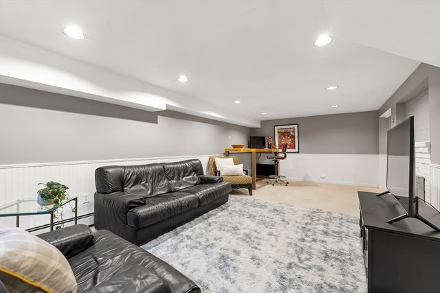 60 Douglas Rd, Needham, MA 02492