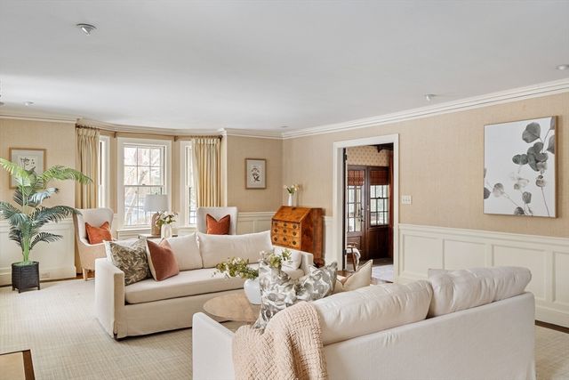 4 Dartmouth St, Winchester, MA 01890