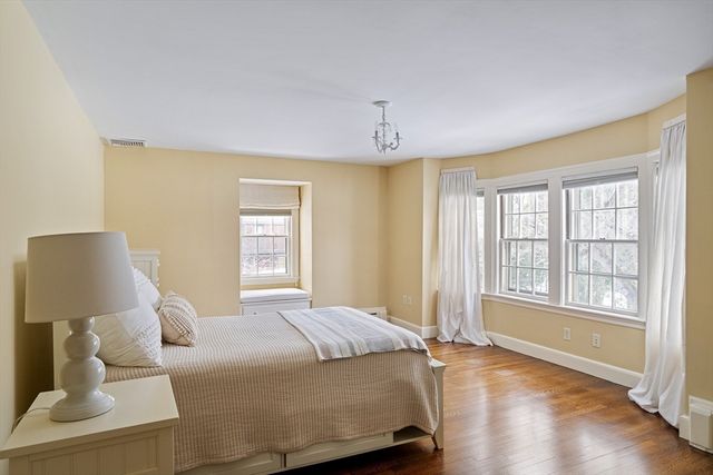 4 Dartmouth St, Winchester, MA 01890