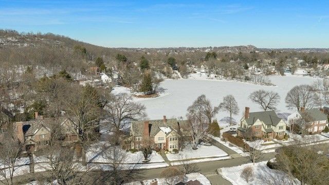 4 Dartmouth St, Winchester, MA 01890
