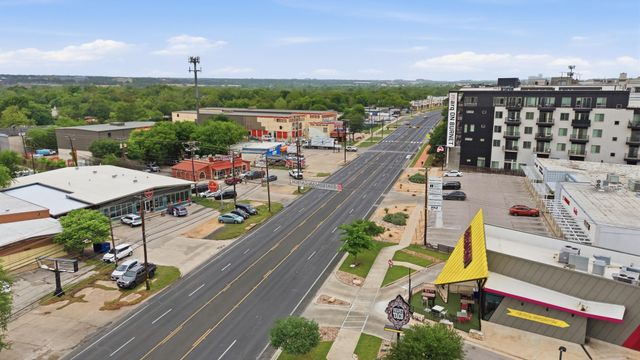 6444 Burnet RD 403, Austin, TX 78757