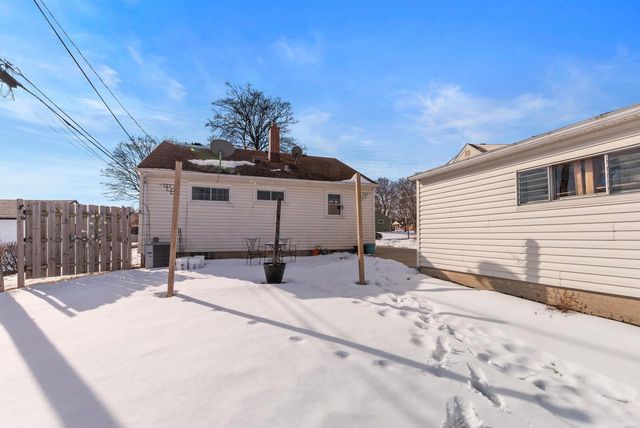 3756 E Waterford PLACE, Saint Francis, WI 53235