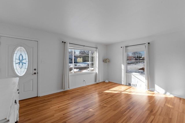 3756 E Waterford PLACE, Saint Francis, WI 53235