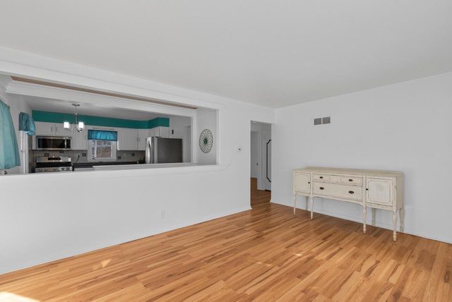 3756 E Waterford PLACE, Saint Francis, WI 53235