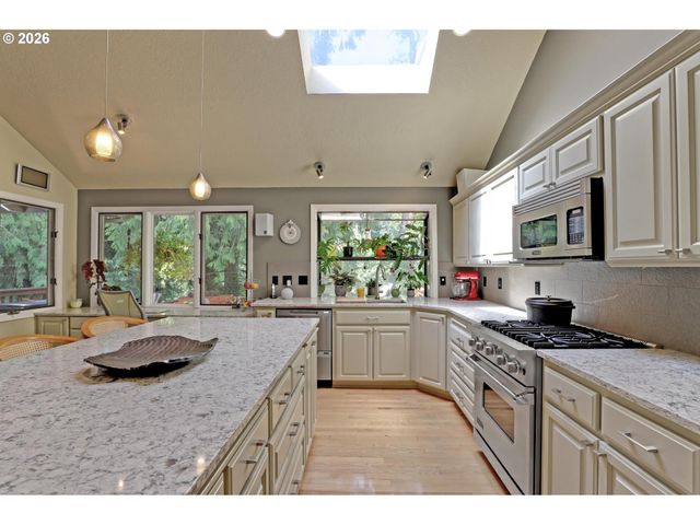 1933 Sw BROADLEAF Dr, Portland, OR 97219