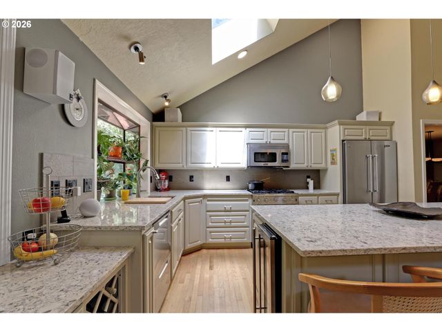 1933 Sw BROADLEAF Dr, Portland, OR 97219