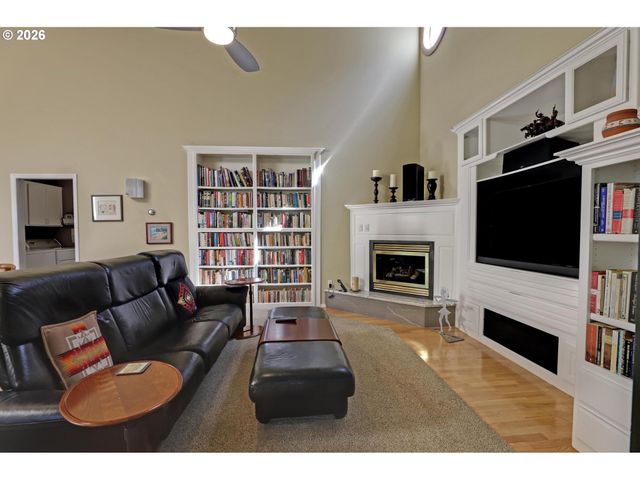 1933 Sw BROADLEAF Dr, Portland, OR 97219