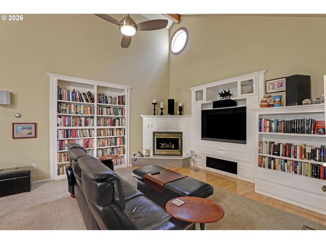 1933 Sw BROADLEAF Dr, Portland, OR 97219