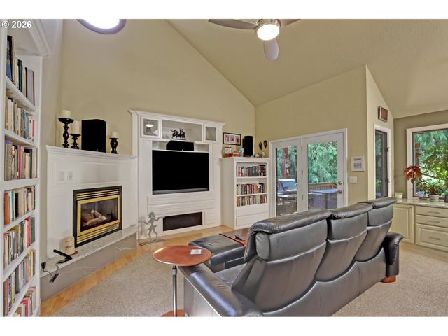 1933 Sw BROADLEAF Dr, Portland, OR 97219