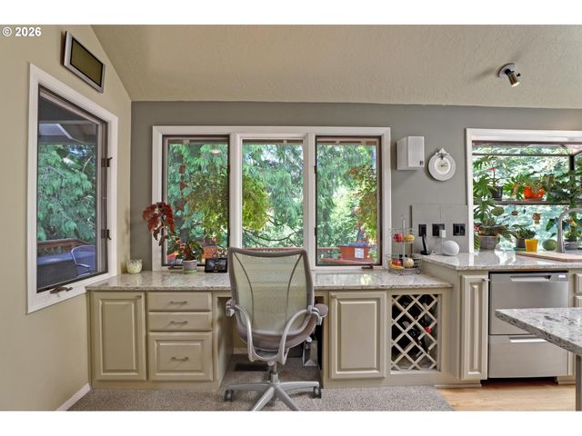 1933 Sw BROADLEAF Dr, Portland, OR 97219