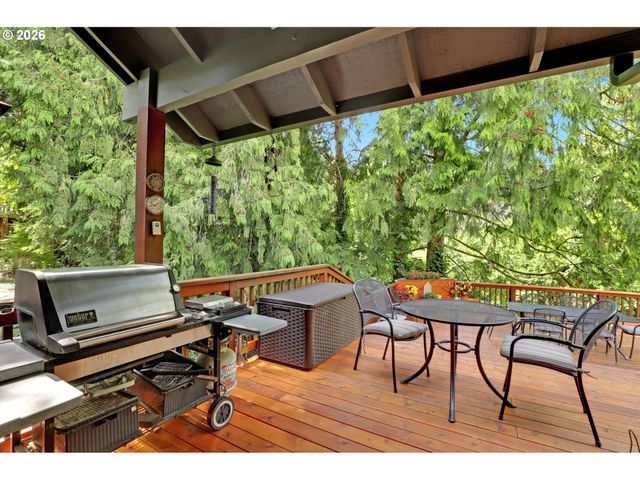 1933 Sw BROADLEAF Dr, Portland, OR 97219