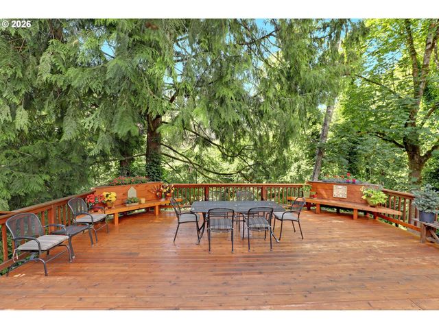 1933 Sw BROADLEAF Dr, Portland, OR 97219
