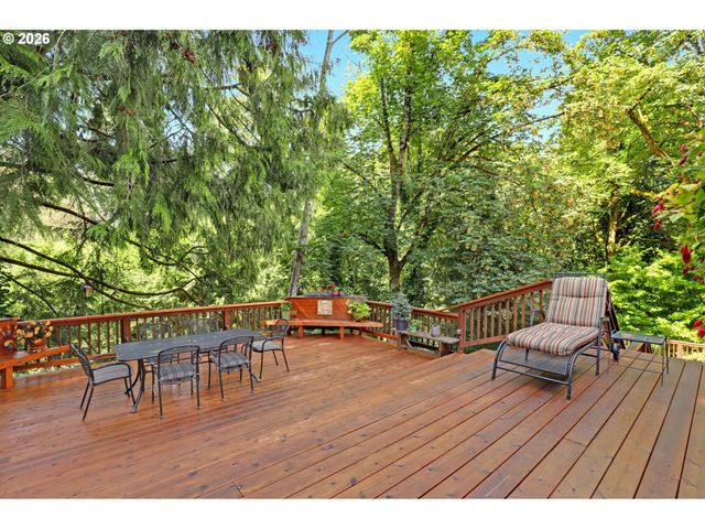 1933 Sw BROADLEAF Dr, Portland, OR 97219