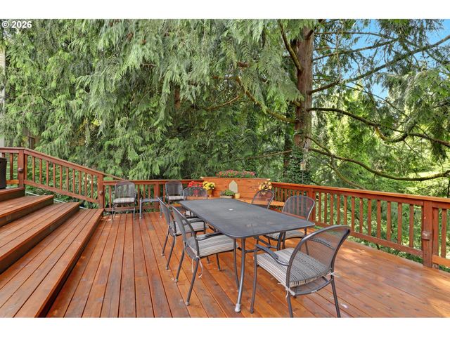 1933 Sw BROADLEAF Dr, Portland, OR 97219