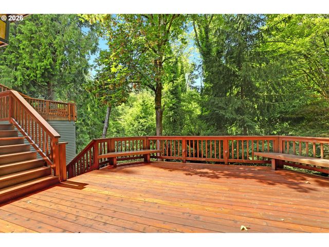 1933 Sw BROADLEAF Dr, Portland, OR 97219