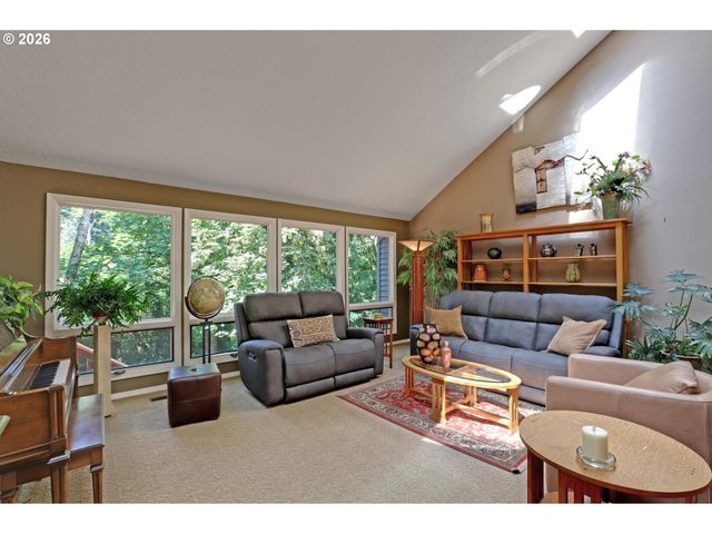 1933 Sw BROADLEAF Dr, Portland, OR 97219