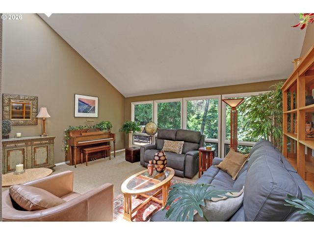 1933 Sw BROADLEAF Dr, Portland, OR 97219