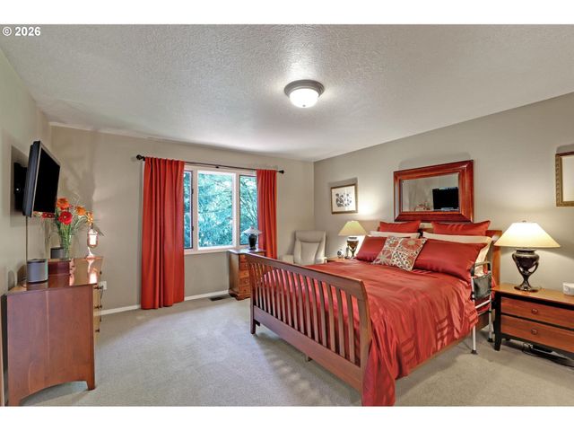 1933 Sw BROADLEAF Dr, Portland, OR 97219