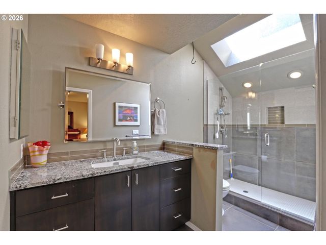 1933 Sw BROADLEAF Dr, Portland, OR 97219