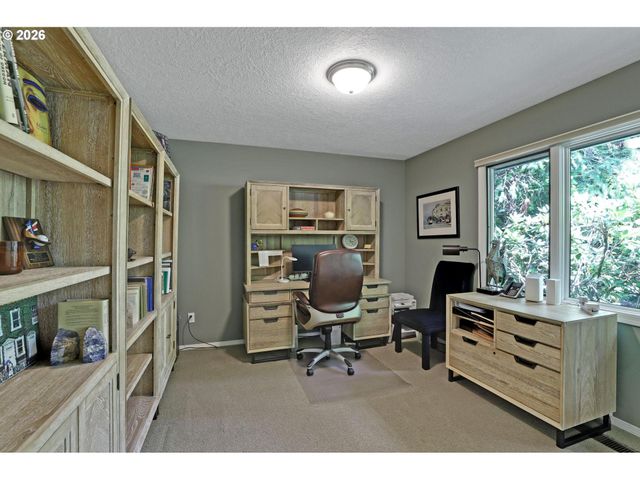 1933 Sw BROADLEAF Dr, Portland, OR 97219